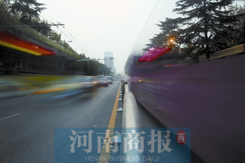 如今的建設(shè)路拓寬了不少，各種車輛川流不息（照片為多次曝光合成）