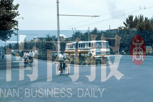 1983年的建設(shè)路，已經(jīng)有了電車