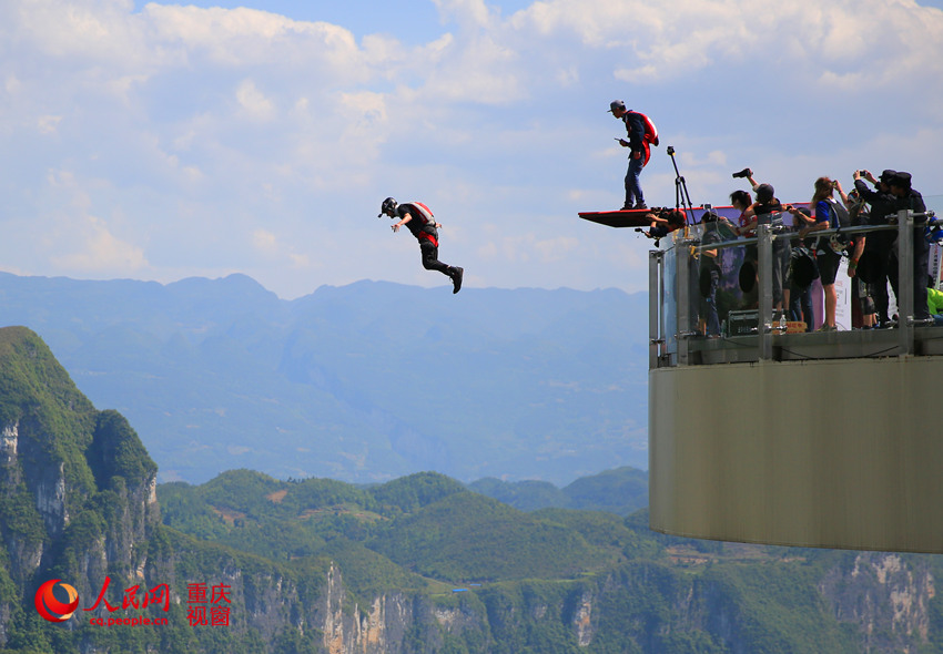 28日，2016世界低空跳傘大賽在重慶云陽(yáng)龍缸景區(qū)正式開(kāi)賽。圖為選手角逐中。劉政寧 攝