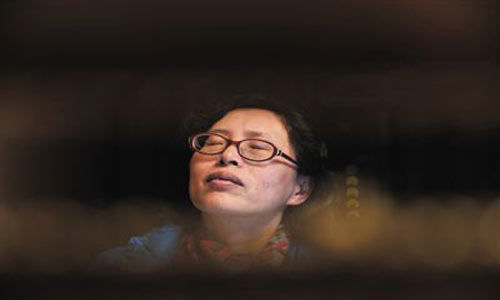 人們將醫(yī)療制度的憤懣情緒，寄托在這個走廊醫(yī)生身上，共同沉浸在受迫害的幻覺之中