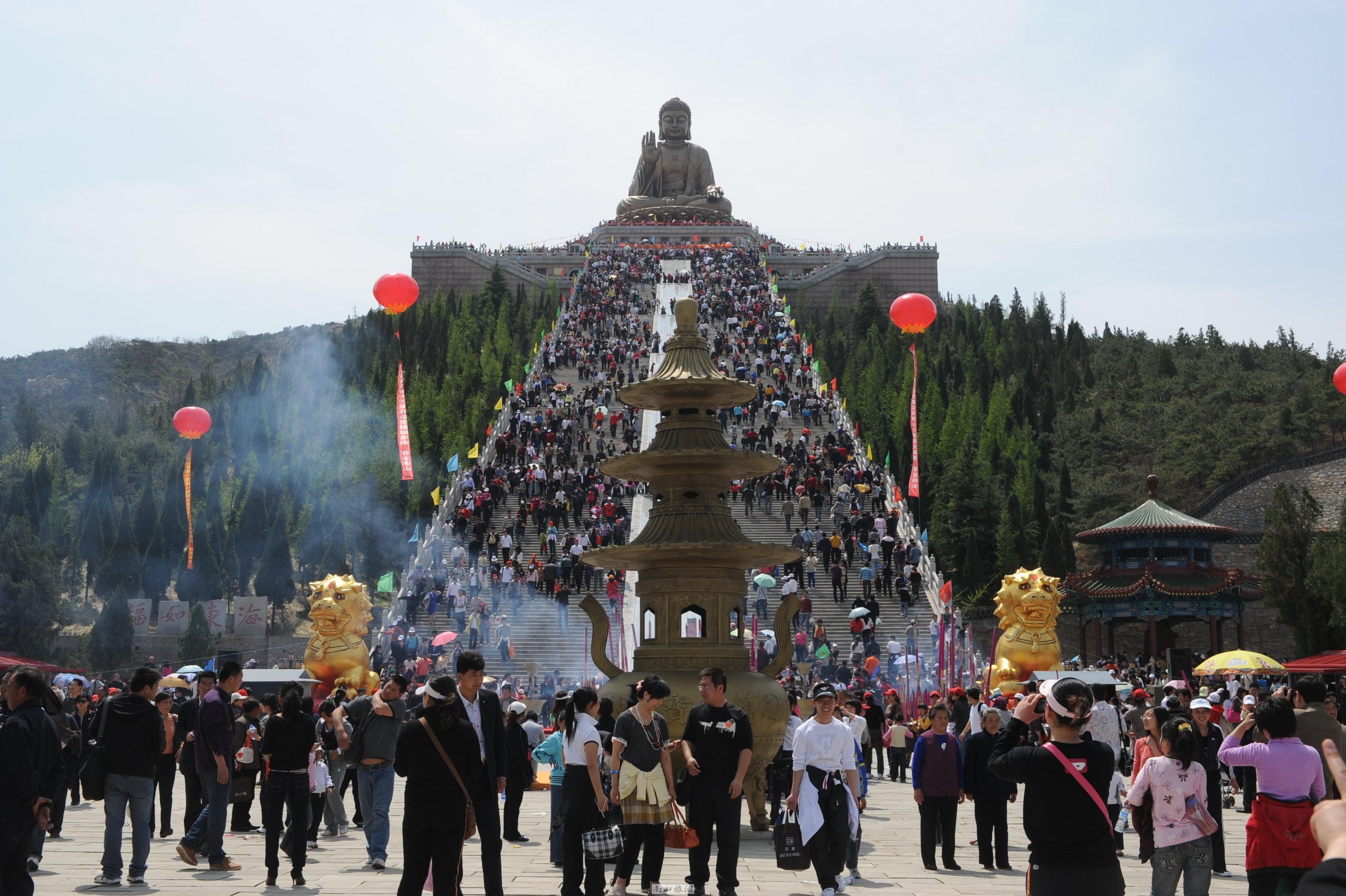 　　“高蹺秧歌扭動(dòng)南山 ‘非遺盛宴’點(diǎn)亮廟會”——2013年南山春季廟會全面啟動(dòng)